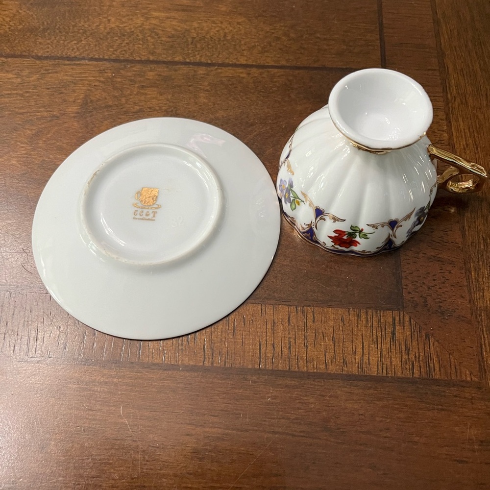 3 small cups with saucers perfect for girls tea party in great condition. - Picture 8 of 11